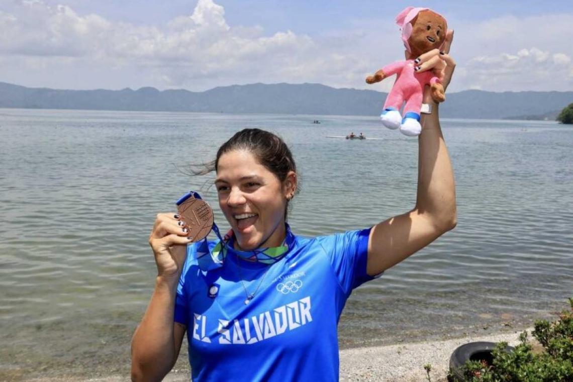 La remera Adriana Escobar otorgó la primera medalla para El Salvador en San Salvador 2023.