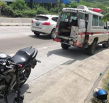 Un motociclista y su acompañante se accidentaron.