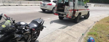Un motociclista y su acompañante se accidentaron.