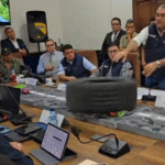 DIPUTADO GUATEMALTECO RECRIMINA A MINISTRO DE COMUNICACIONES ESTADO DE LAS CARRETERAS Y LE LANZA UNA LLANTA EN LA MESA DE REUNIÓN!